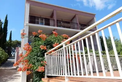 Image de Appartement de deux chambres avec le balcon et la vue sur le mer Loviste, Peljesac (A-18656-b)