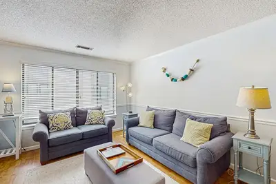 Serene, updated villa with WiFi, washer/dryer, central Ac & pool