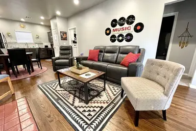 Image de Rock & Roll Chickasha | Fiber | Tv | W/D | Parking