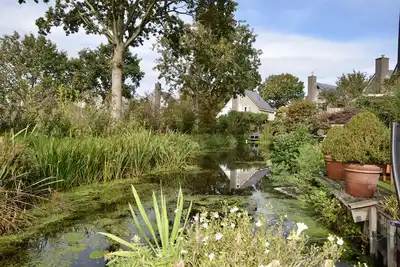Image de Spacious vacation home with a beautiful garden by the water.