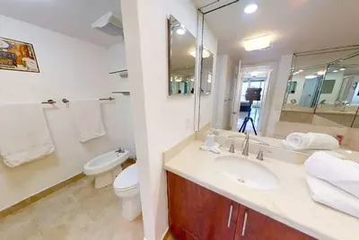 Image de **Prime Waterfront Condo Perfect for The Family! **