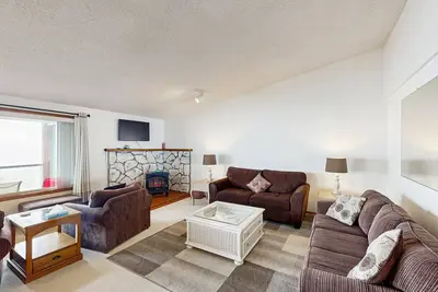 Image de Sweeping Oceanfront Views Await Tranquil Condo w/ Balcony, Beach Access, W/D