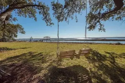 Image de Waterfront Gem in the heart of James Island!