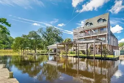 Image de Unique Bayou Waterfront Whimsical home in family neighbor
