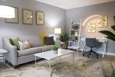 Image de New! King Bed, 600mbps +4k TVs in the Garden Apt