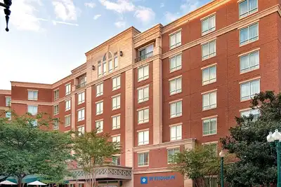 Image de Alexandria Luxury: Chic 2br Condo in Old Town