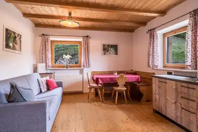 Image de Appartement \"Stockrose - Nusserhof\" près du domaine skiable avec vue sur les montagnes et balcon