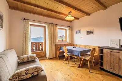 Image de Appartement \"Sonnenblume - Nusserhof\" près de la station de ski avec vue sur les montagnes et balcon
