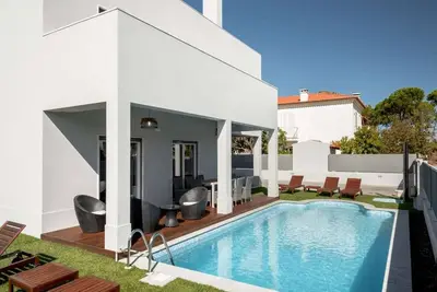 Image de Deluxe Aroeira Villa | Happy Villa | 4 Bedrooms | Private Pool | Perfect for Larger Groups