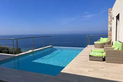 Image de Villa d'architecte avec vue mer