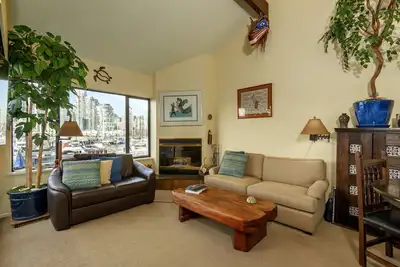 Image de Waterfront two story townhouse with fabulous views