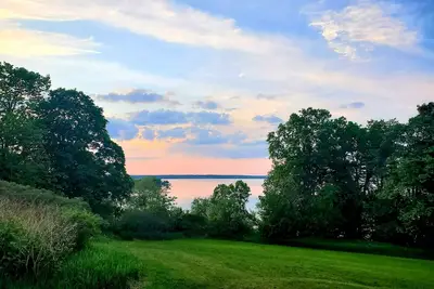 Image de Private Century Home Waterfront Getaway with Acreage