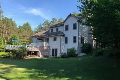 Image de New amenities including a hot tub and a barrel sauna!