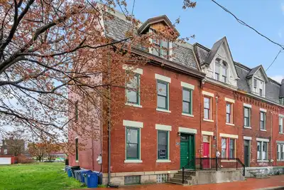 Image de Beautifully Restored and huge townhouse, sleeps 14