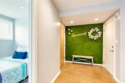 Walk to Forsyth Park & River St - Charming Historic Building + Private Balcony