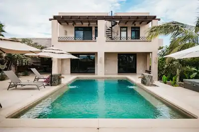 Image de 5 bedroom private resort with 42ft heated pool, jacuzzi, putting green and more!