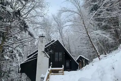 Image de MapleDreams - Cozy Ski Chalet w/Hot Tub on Wooded Lot
