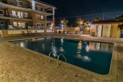 Image de Luxury pool view Brass Rail condo 900 sq ft private patio steps to ocean grill