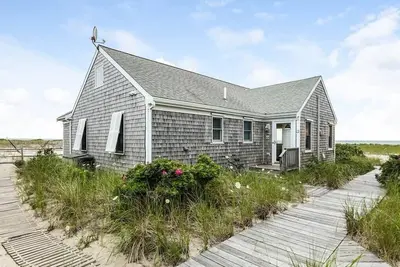 Image de Waterfront 2bd Cottage: Right On The Beach, Water View, Direct Beach/Water Access, Lovely Deck & A/C