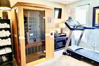 Image de Pamper Yourself in a Spa like home (Hot tub, Sauna, Mini-Gym)<br>Great location!