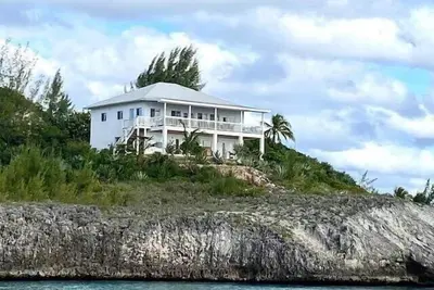Image de New Luxury Oceanfront Home with Sunset Views