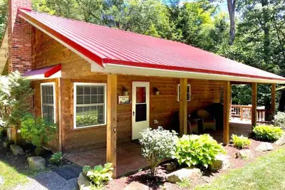 Image de Autumn Escape Bear Paw Cabin: Sleeps 6 · 3br 1ba · Fire Pit Grill Fireplace