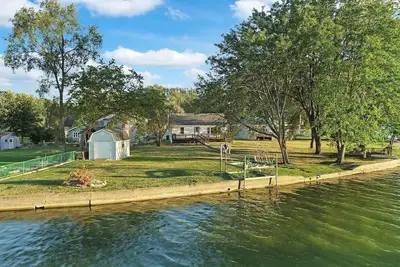 Image de Chain O' Lakes Waterfront Getaway Home