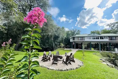 Image de 15 Acre River Front Cabin House On The Suwannee, With Spring Walking Distance