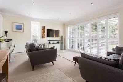 Image de Harbour Escapes | Luxury 2 bed Sandbanks Apt with Garden & Beach Hut