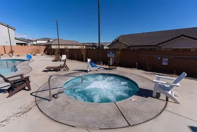Image de Modern St. George Home: Walk to Heated Pool, Hot Tub, Bbq, Free State Park Pass, WiFi, Full Kitchen!
