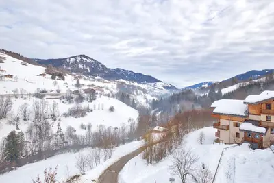 Image de Appartement cosy avec piscine, au pied des pistes, parfait pour 4 personnes