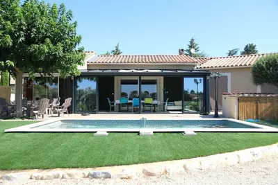 Image de Charmante villa spacieuse avec véranda, piscine et vue sur vignes bio & oliviers