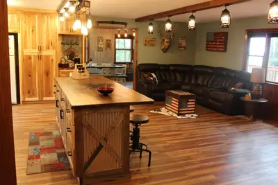 Image de Hilltop Getaway on 140+ private wooded acres with trails, pond, beautiful view! !
