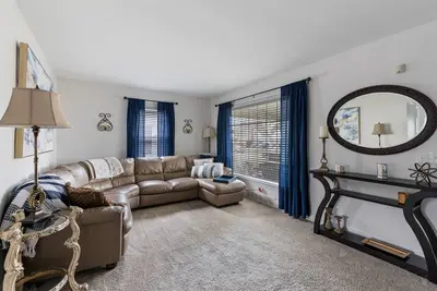 Image de steps from hall of fame and 3 miles to Belden Village