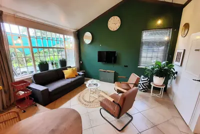 Image de Modern country-style bungalow with hot tub. Pets allowed.