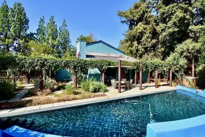 Image de Spacious Designer House with a Garden Yard