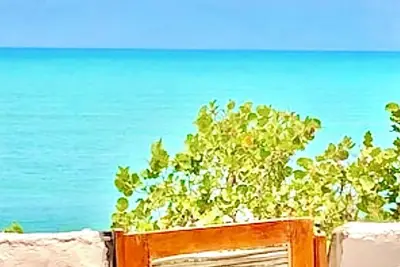 Image de Enjoy the ocean, the solitaire beach and a full service housekeeping