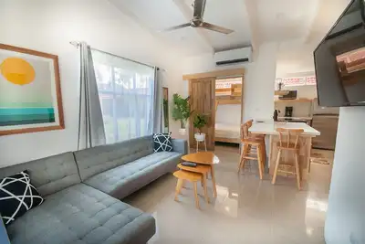 Image de Modern Villa 1 Block to the Beach and Town