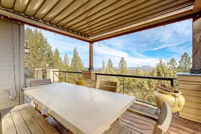 Image de Stunning Bend Home on the Hill W/ Private Hot Tub, City Views, & Game Room