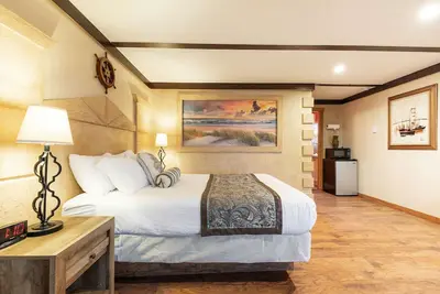 Image de 1 King Bed, 1 Queen Bed in a separate room, Walk to Beach, Pet Friendly