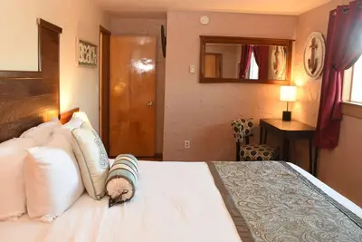 Image de Voyager - 1 Bedroom Suite with 1 King and 1 Queen Bed at Wanderlust Inn, Pet Friendly