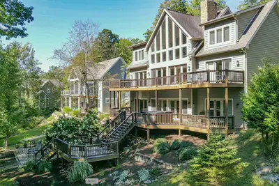 Image de Large Lakefront Home! Private dock + hot tub!