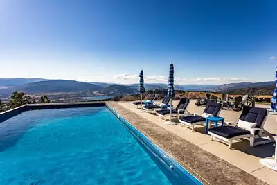 Image de Private view property with large heated infinity pool and hot tub.