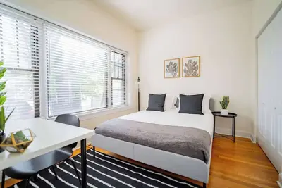Image de 3-Bedroom Gem Apt with In-Unit Laundry