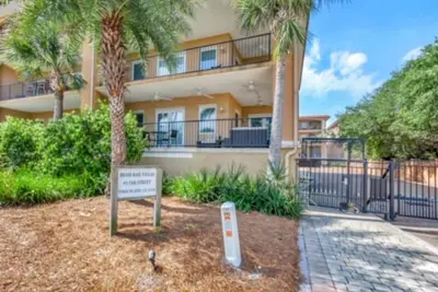 Image de Brass Rail - 107 - one block from beach and located near restaurants