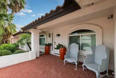 Image de *New* Upscale furnishings in the heart of Scottsdale with Fenced heated pool.