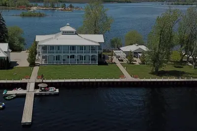 Image de Gorgeous cottage surrounded by 320 degrees of water. Sleeps 16 people