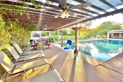 Image de Private Massive Pool Home, Tennis Court, Basketball Court, and Game Room!