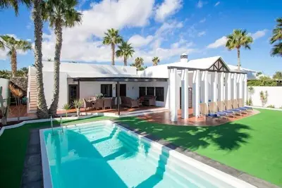 Image de Elegant Costa Teguise Villa | Villa Amapola | 4 Bedrooms | Stunning Seaviews & Private Heated Pool