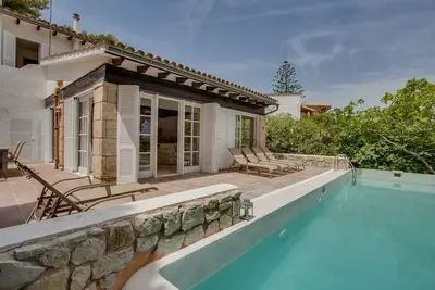 Image de Maison avec piscine Villa Cala Padri à Majorque près de la plage.